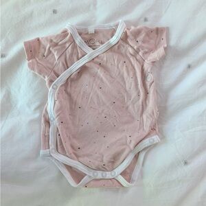 Baby Mori Short Sleeve Kimono Onesie in Stardust pattern size 3-6 months